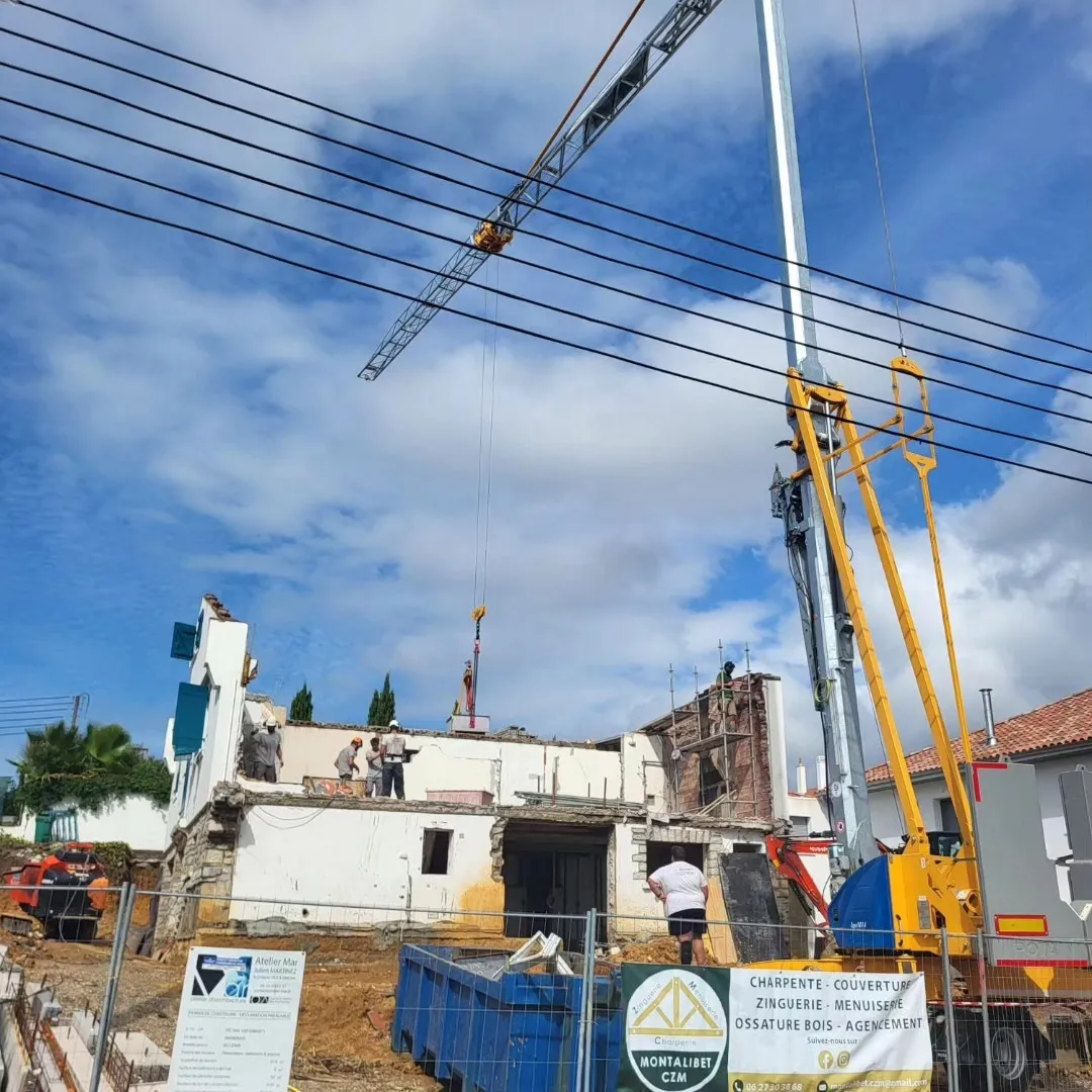 Démolition d’une villa à Biarritz, structure mise à nu