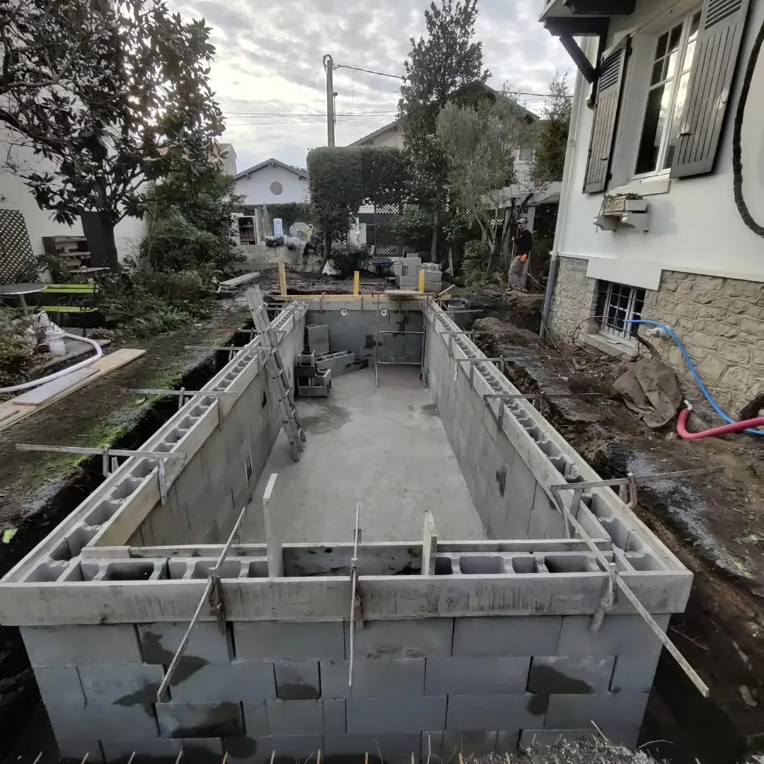 Chantier de piscine sur un terrain à l’accès difficile au Pays Basque