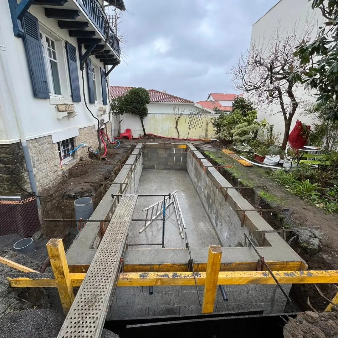 Bassin étayé pendant la prise du béton, passage réduit sur le côté