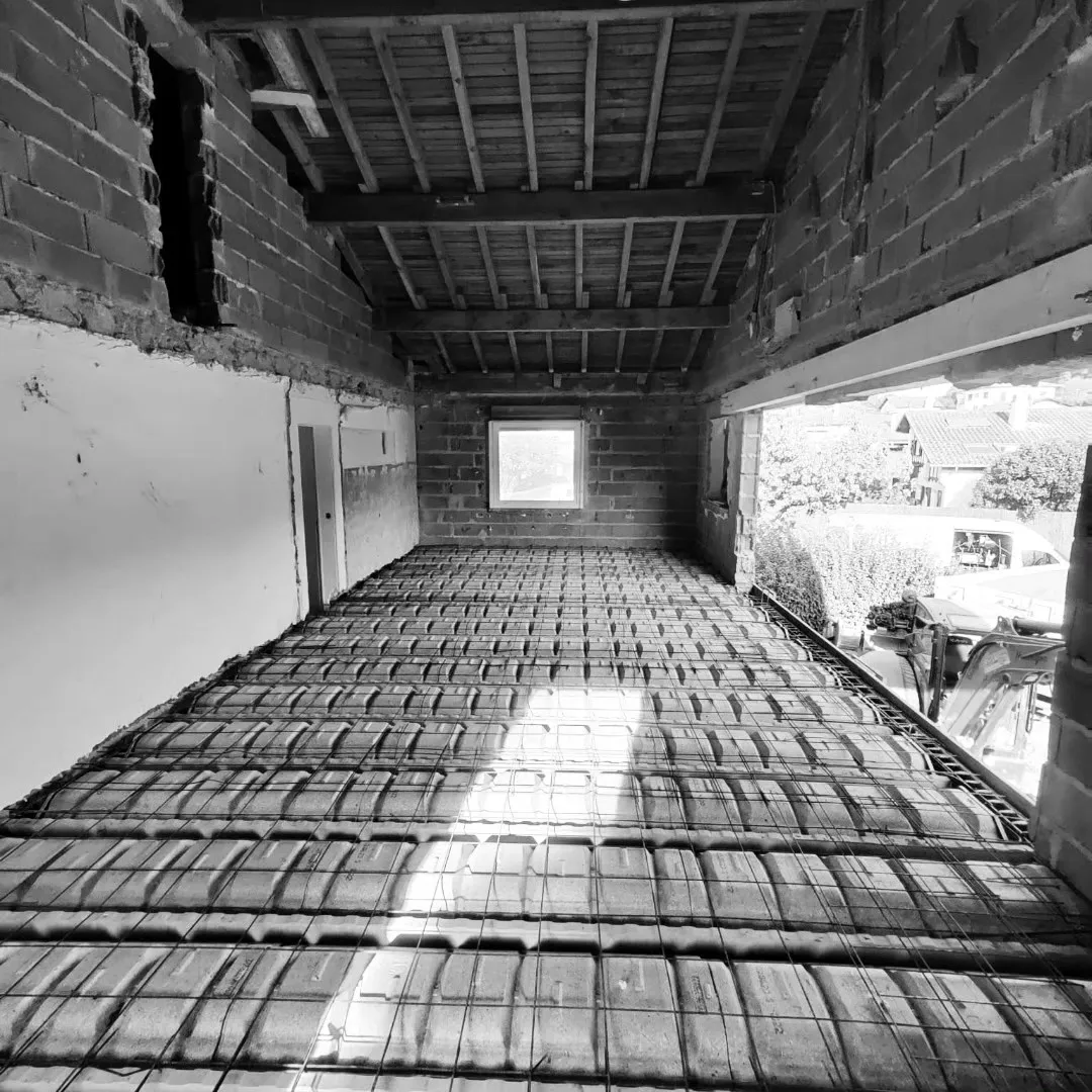 Enfilade du plancher étayé sur toute la longueur de la maison