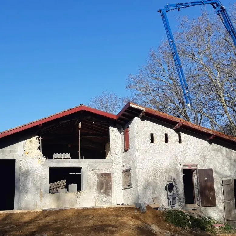 La ferme avant travaux, enduit dégradé et ouvertures d’origine