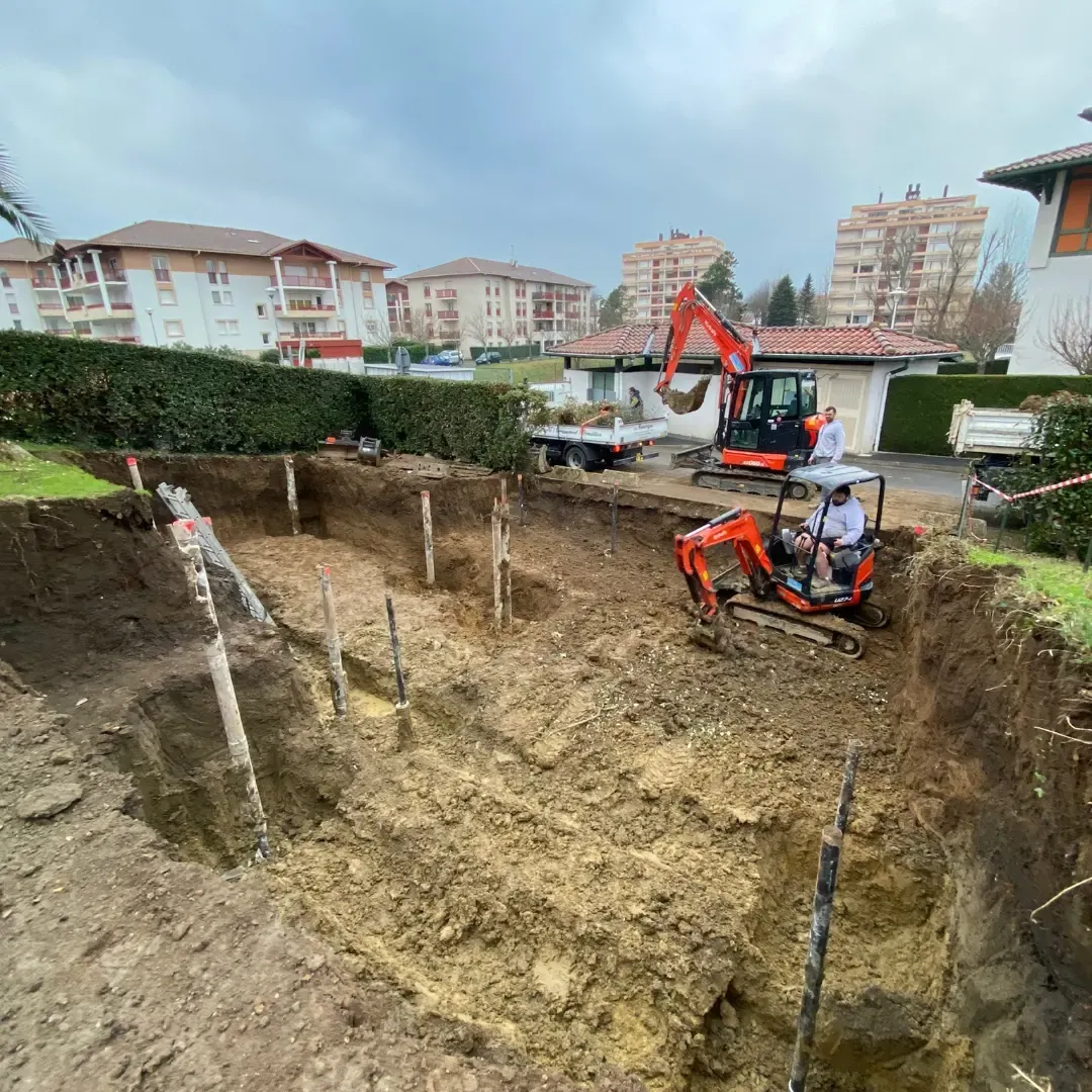 Terrassement d’une plateforme sur un terrain en forte pente au Pays Basque